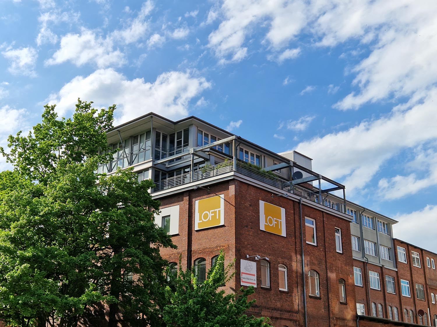 Backstein-Loftgebäude in der Stresemannstraße 375 in Hamburg unter blauem Himmel