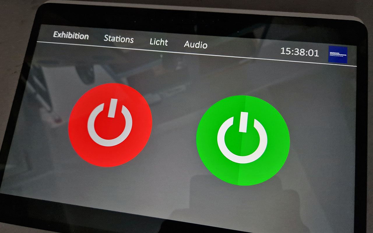 Tablet mit gemControl: zwei große Ein- und Aus-Schalter und die Reiter Exhibition, Stations, Licht und Audio