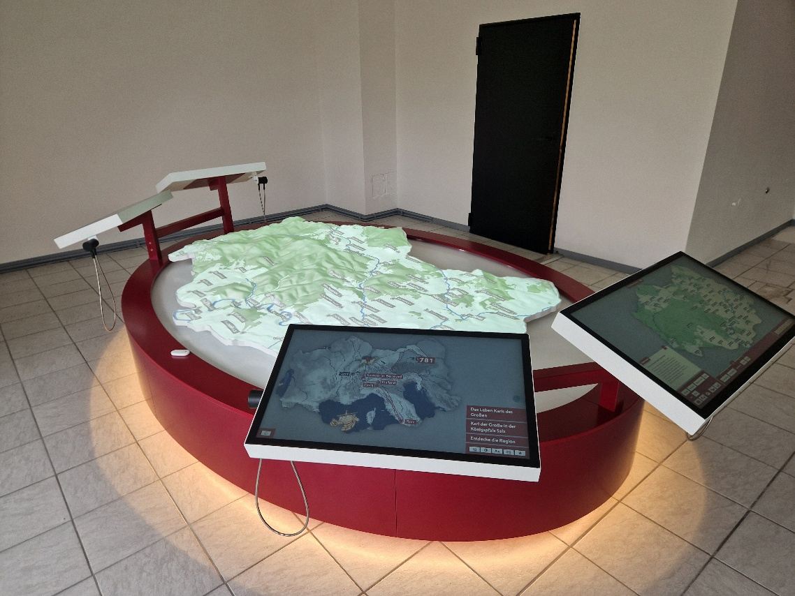 Landschaftsrelief mit Projektion, davor zwei Touchscreens