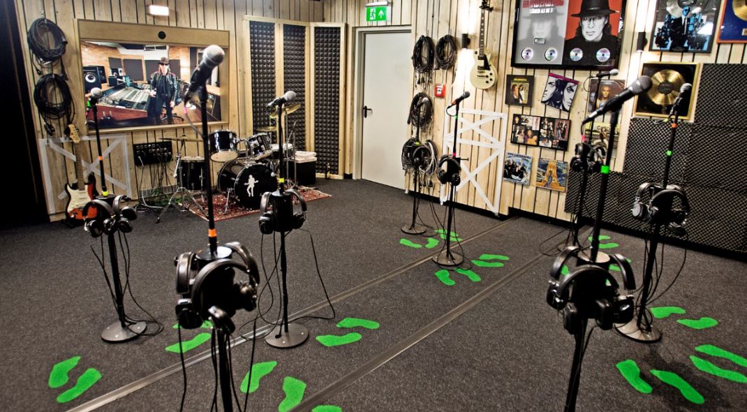 Aufnahmestudio mit Mikrofonen und Fußspuren auf dem Boden