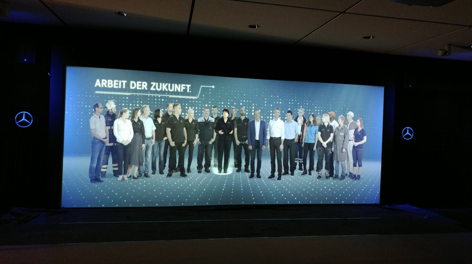 Breite Edge-Blending-Projektion mit dem Titel „Arbeit der Zukunft“ und dem Bild einer Personengruppe