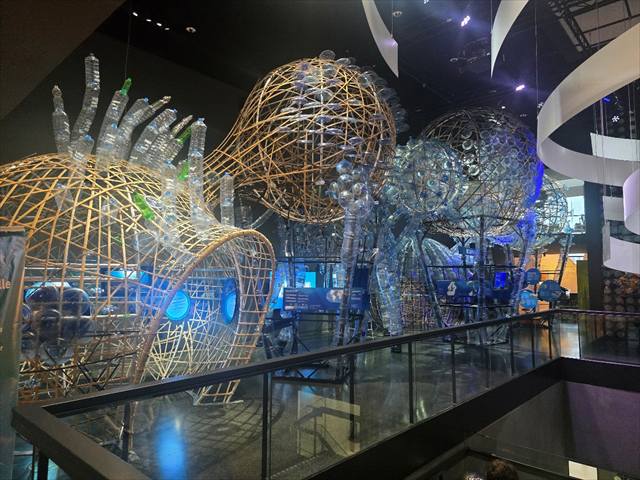 Ausstellung „Ocean Futures“ mit großen Skulpturen aus Kunststoffflaschen und Geflechten
