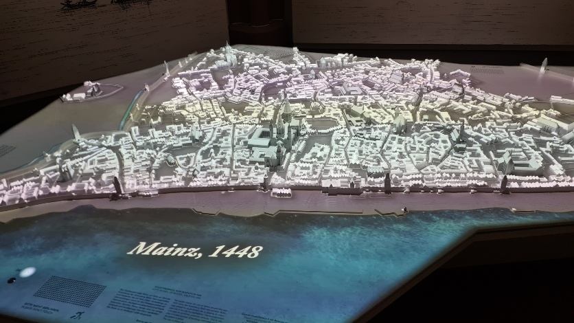 Projektion auf ein Stadtmodell von Mainz mit der Beschriftung „Mainz, 1448“
