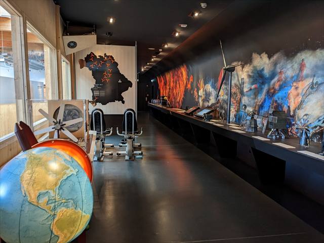 Langer Ausstellungsraum mit Globus, Bayernkarte und großformatigem Panoramabild
