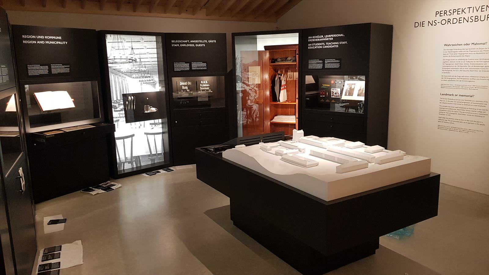 Ausstellungsbereich zur NS-Ordensburg mit Geländemodell, Vitrinen und Bildschirmen
