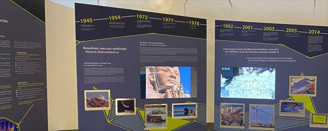 Ausstellungswand mit Zeitleiste von 1945 bis 2014 und integrierten Bildschirmen